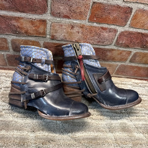 Freebird by Steven Crue Women's Leather Bootie Boots Blue, Size 7 Ankle Zip - Picture 4 of 13